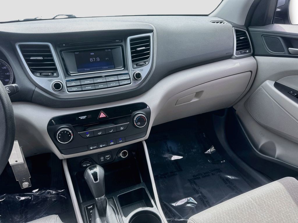 Used 2018 Gray Hyundai SE image 21