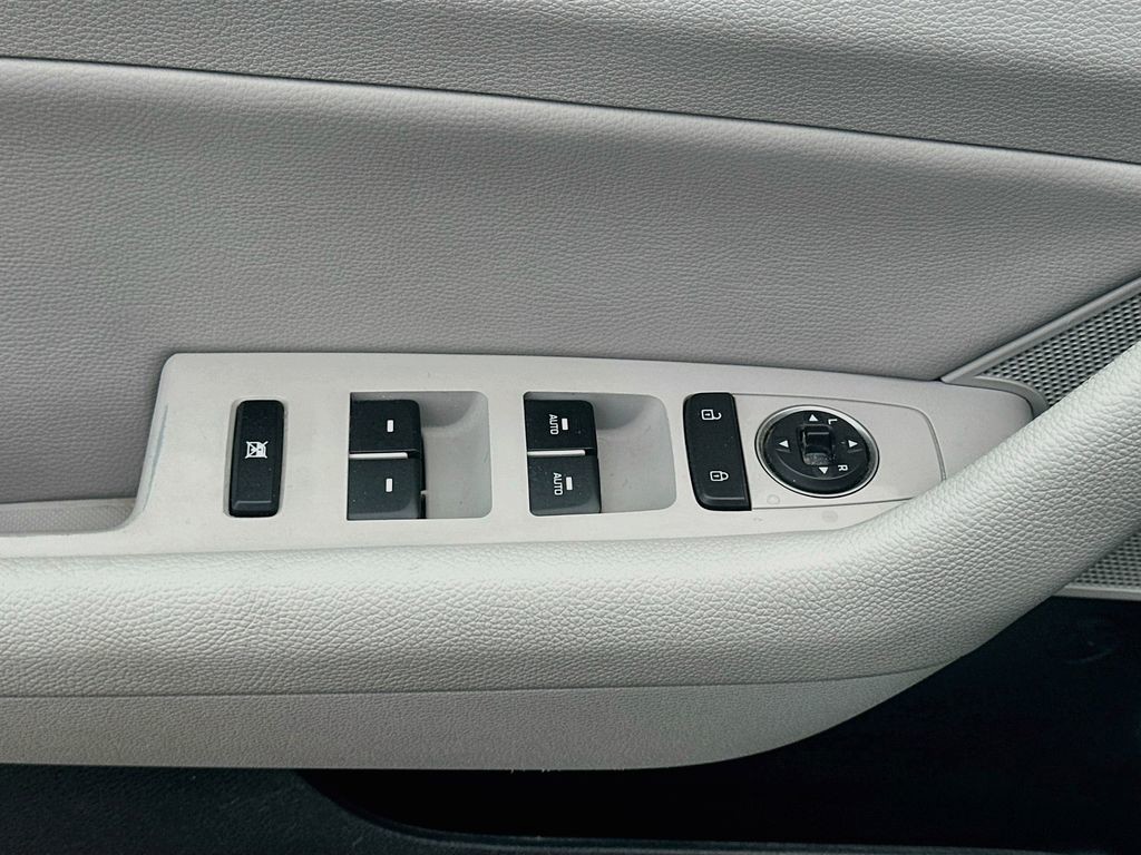 Used 2019 White Hyundai SEL image 17