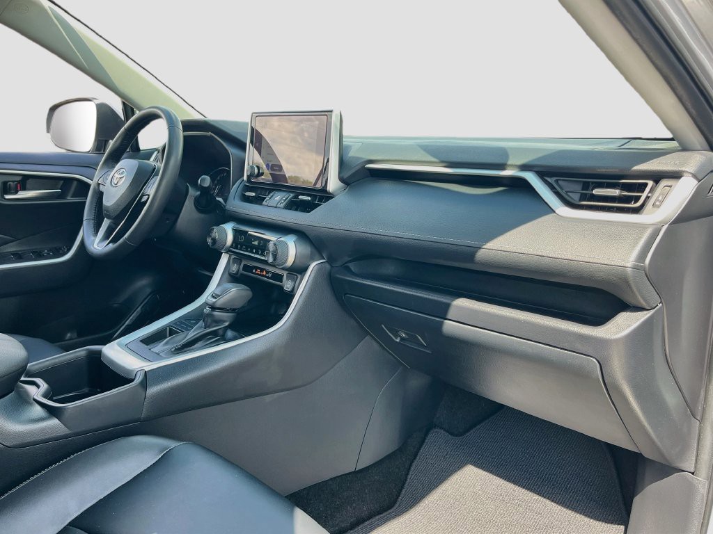 Used 2025 Silver Toyota XLE Premium image 27