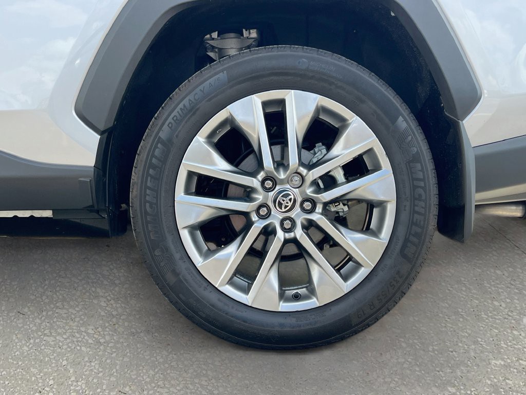 Used 2025 Silver Toyota XLE Premium image 28