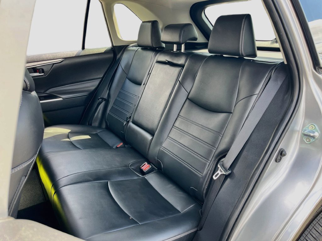 Used 2025 Silver Toyota XLE Premium image 23