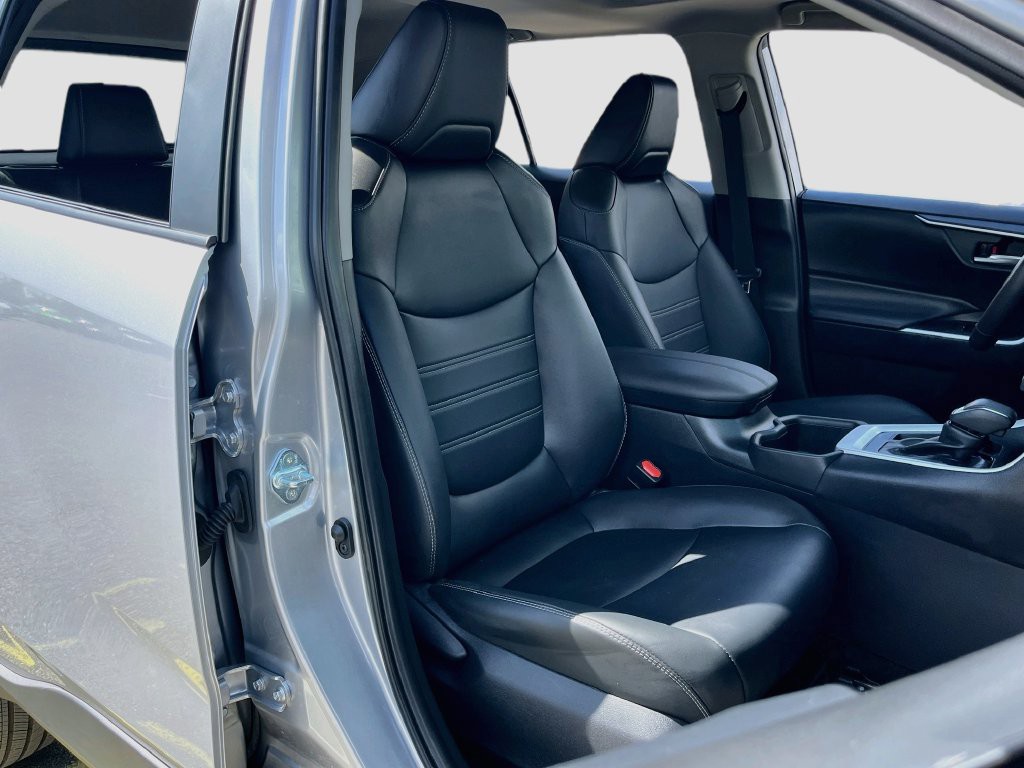 Used 2025 Silver Toyota XLE Premium image 26