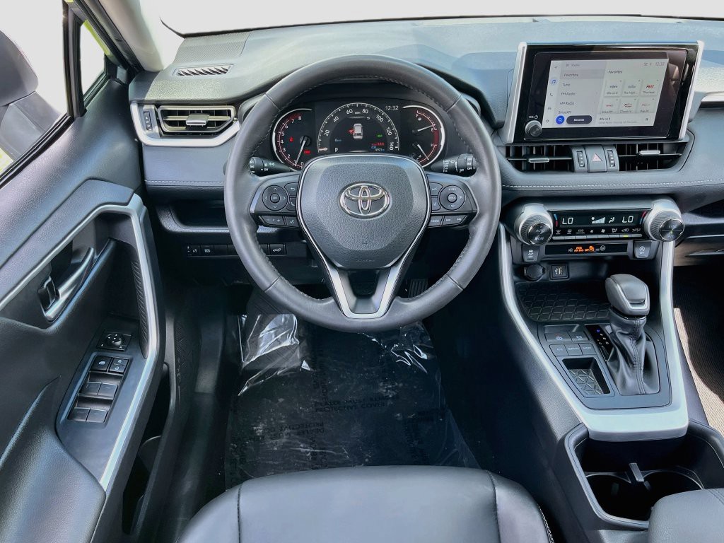 Used 2025 Silver Toyota XLE Premium image 21