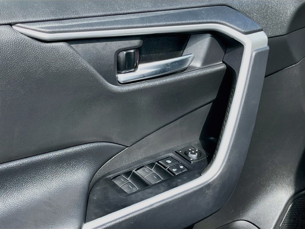 Used 2025 Silver Toyota XLE Premium image 17
