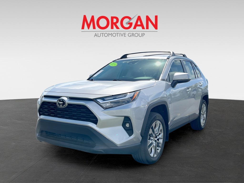 Used 2025 Silver Toyota XLE Premium image 3