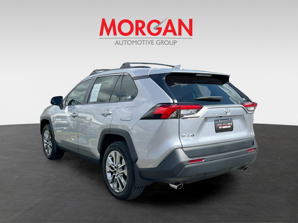 Used 2025 Silver Toyota XLE Premium image 5