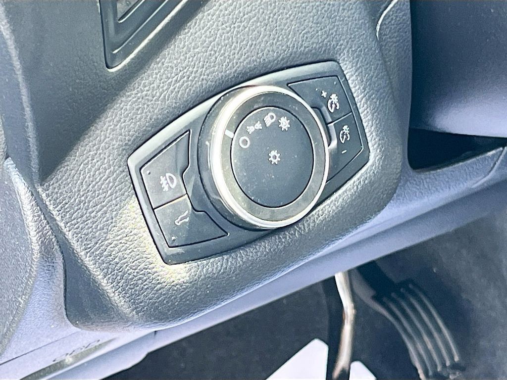 Used 2019 Gray Ford SE image 10