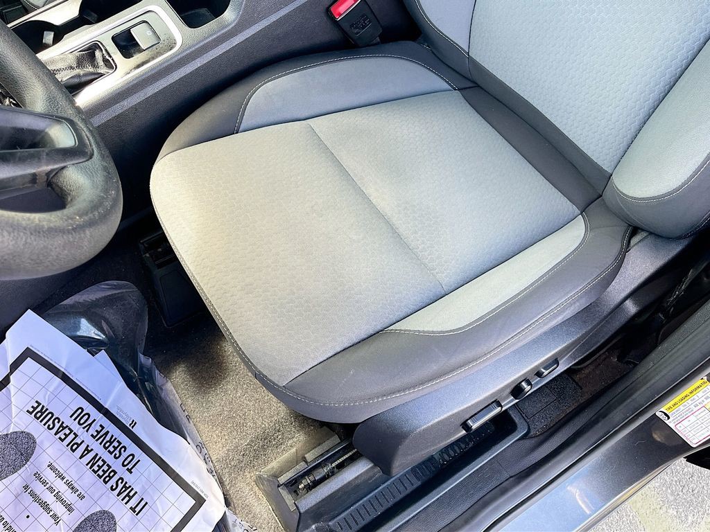 Used 2019 Gray Ford SE image 18