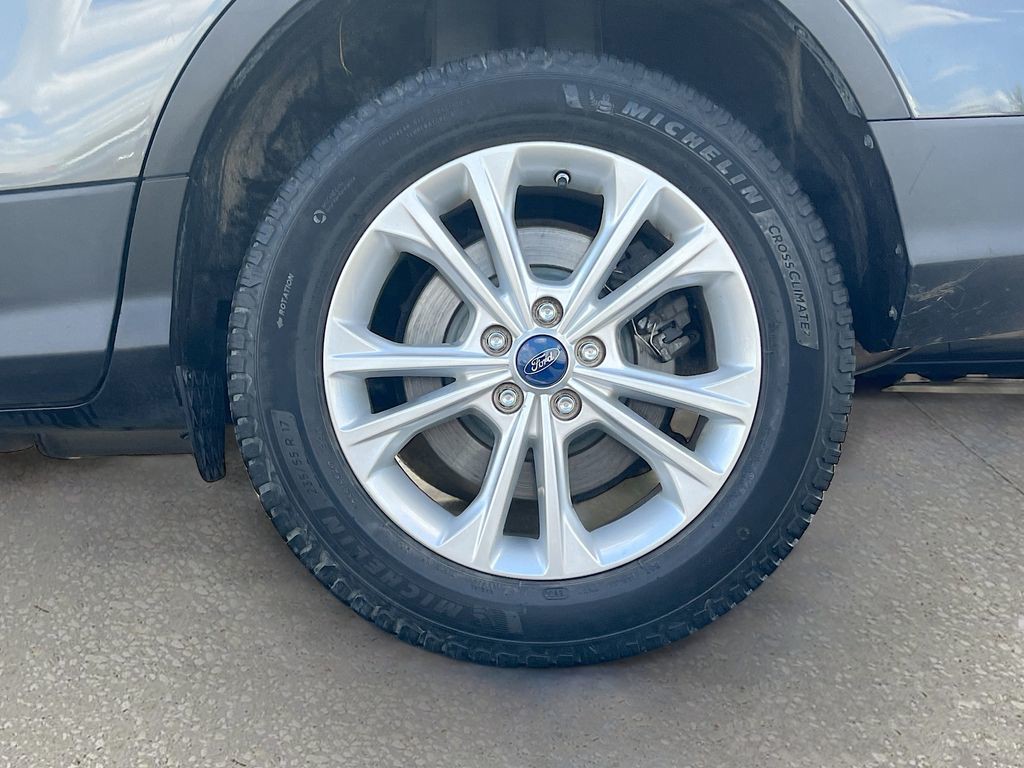 Used 2019 Gray Ford SE image 28