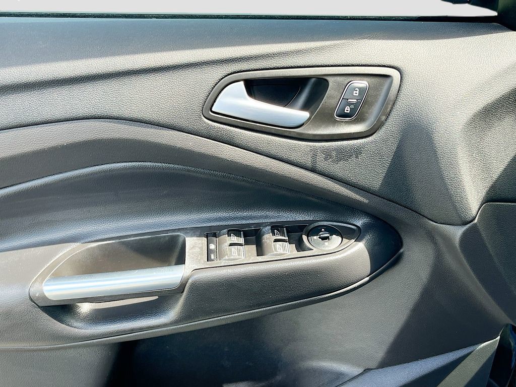 Used 2019 Gray Ford SE image 17