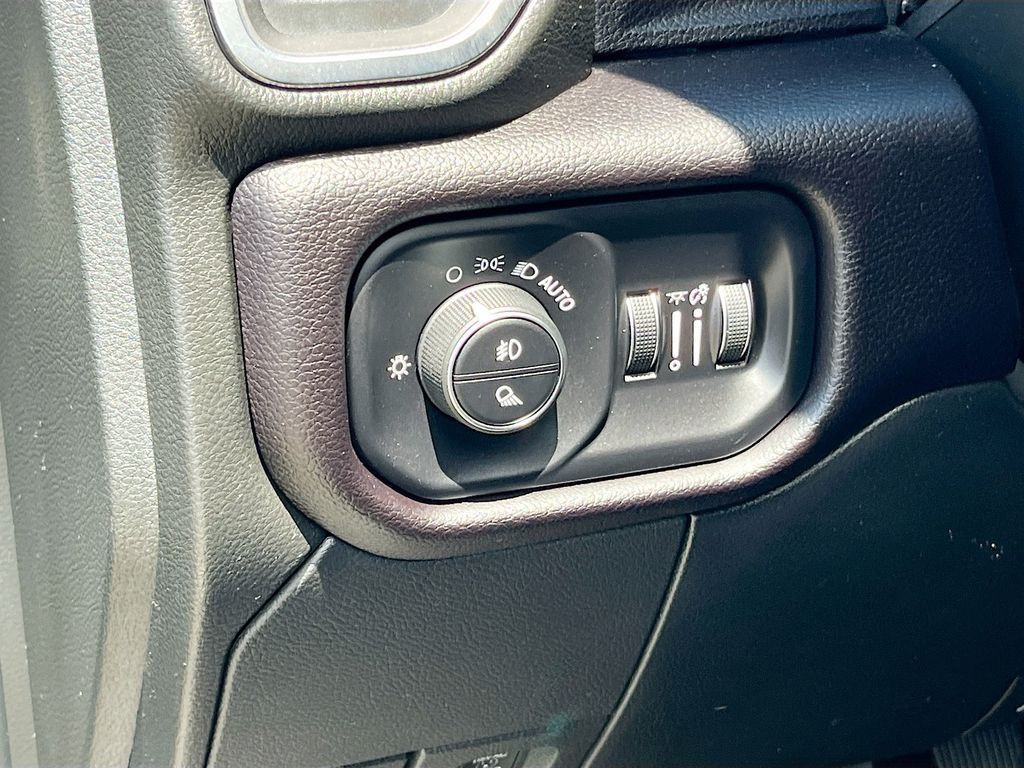 Used 2023 Silver Ram Laramie image 10