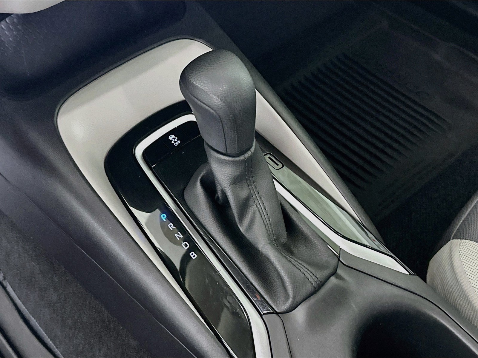 Certified Used 2025 Ice Toyota LE image 20
