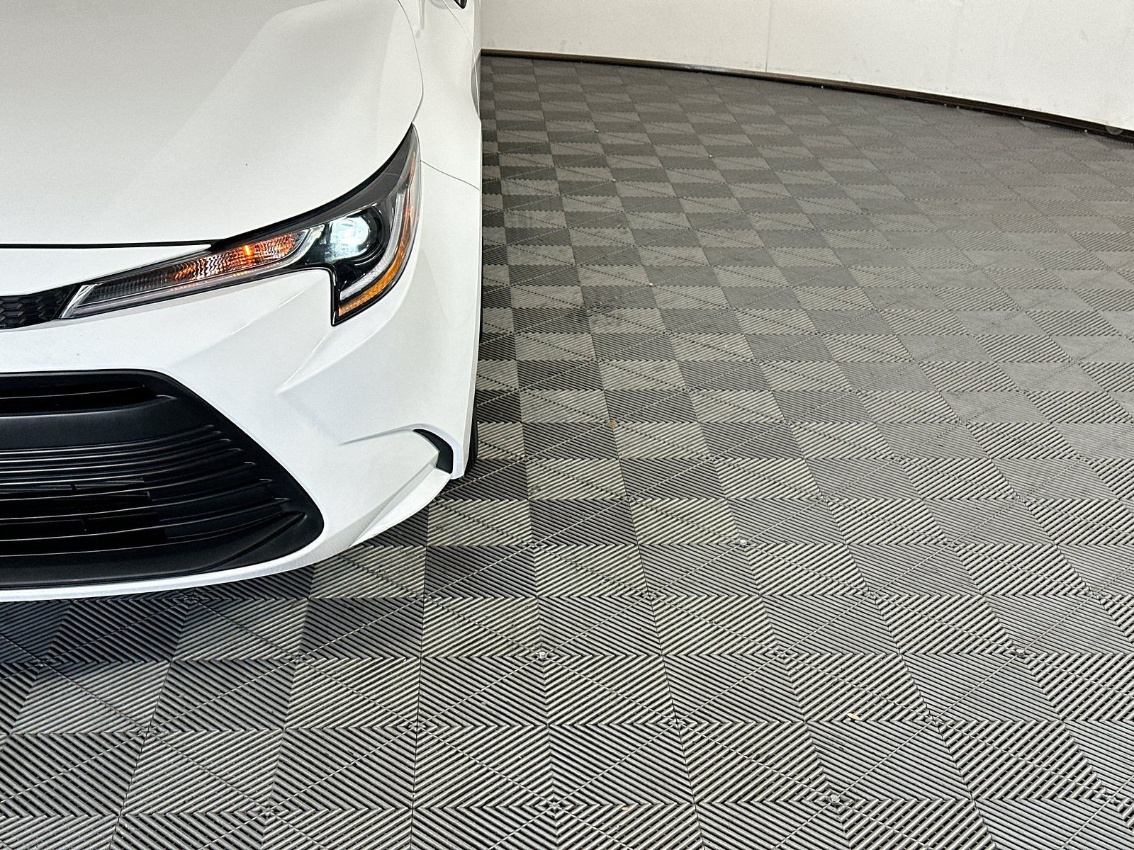 Certified Used 2025 Ice Toyota LE image 9