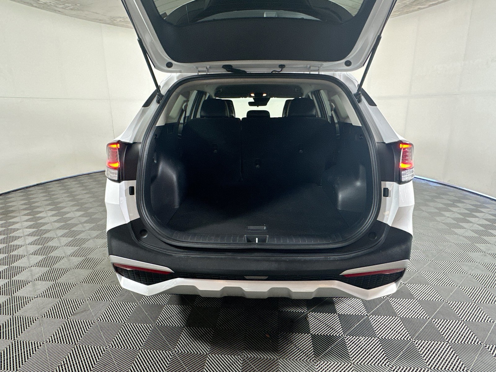 Used 2023 Glacial White Pearl Kia EX image 31
