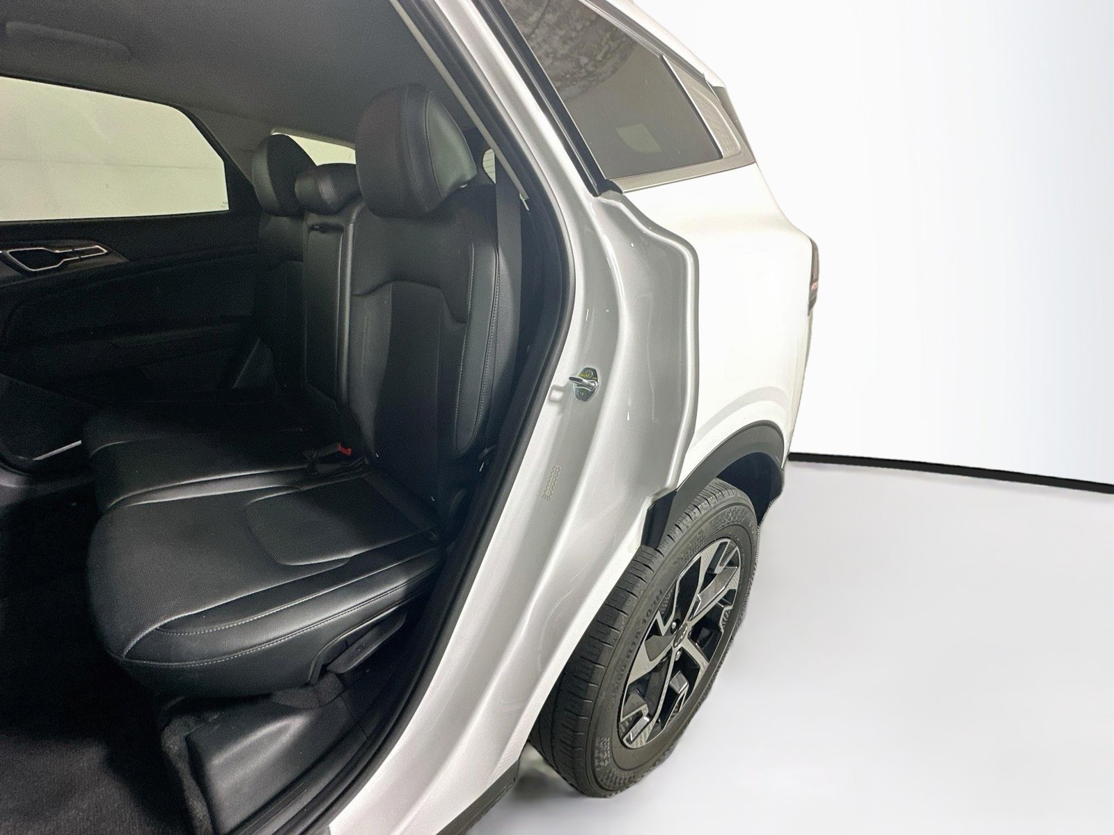 Used 2023 Glacial White Pearl Kia EX image 26