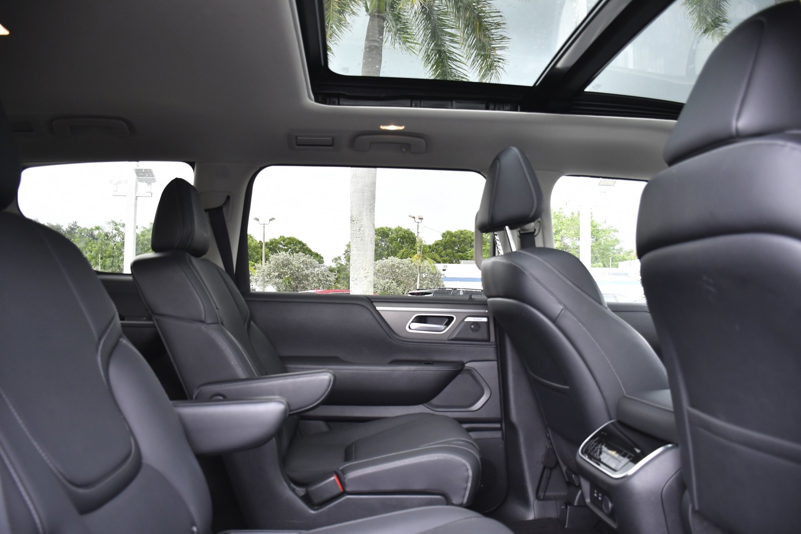 Used 2025 Black Obsidian INFINITI PURE image 27