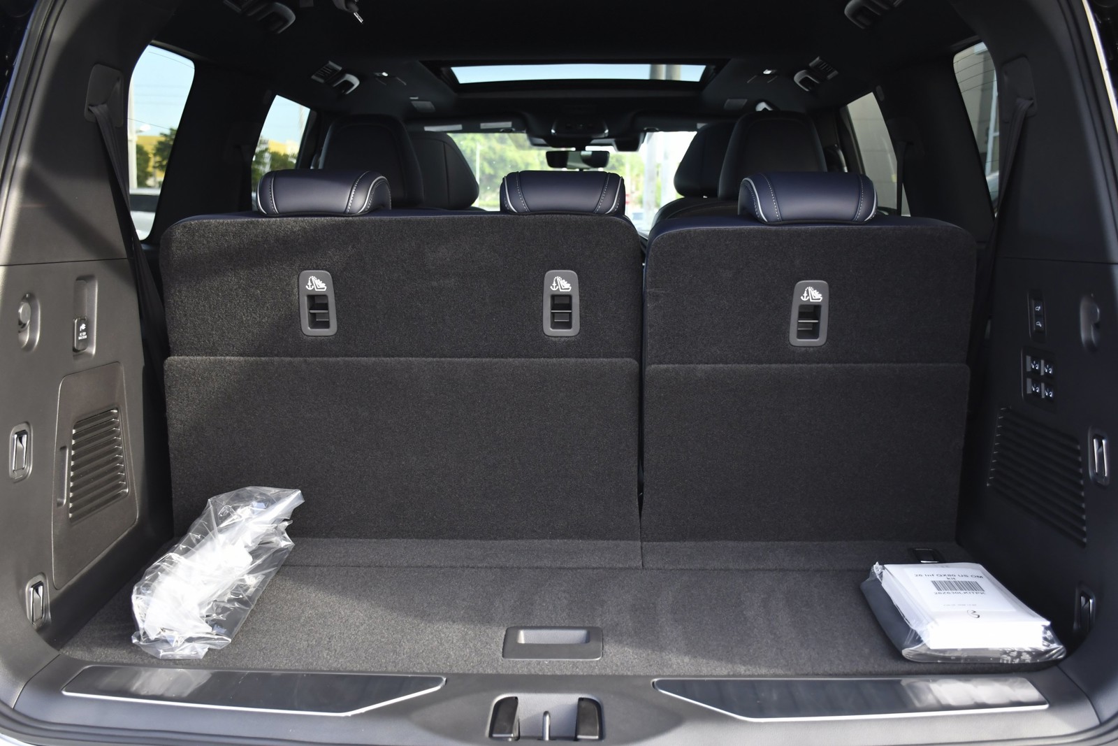 New 2026 Radiant White/Black Obsidian INFINITI SPORT image 36