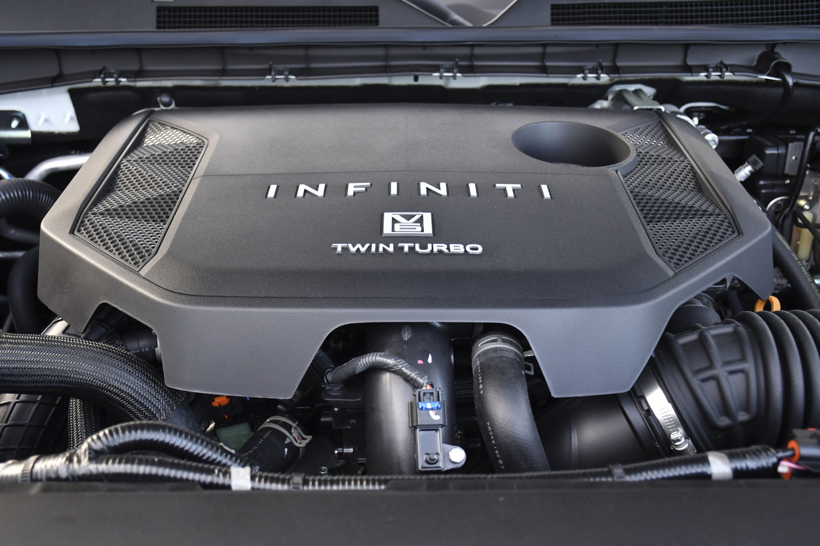 New 2026 Radiant White/Black Obsidian INFINITI SPORT image 38