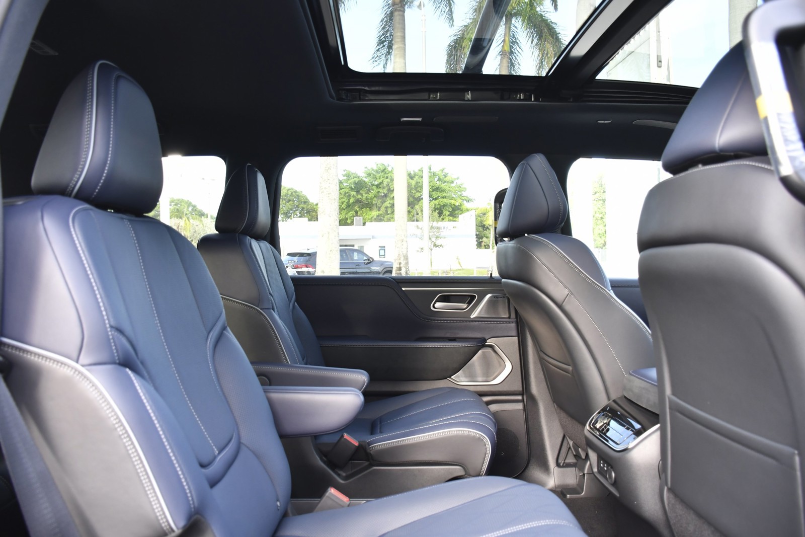 New 2026 Radiant White/Black Obsidian INFINITI SPORT image 31