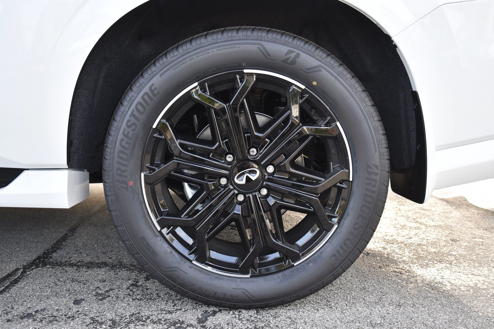 New 2026 Radiant White/Black Obsidian INFINITI SPORT image 37