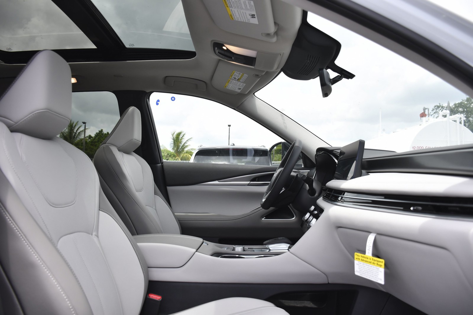 New 2027 Mineral Black INFINITI LUXE image 32