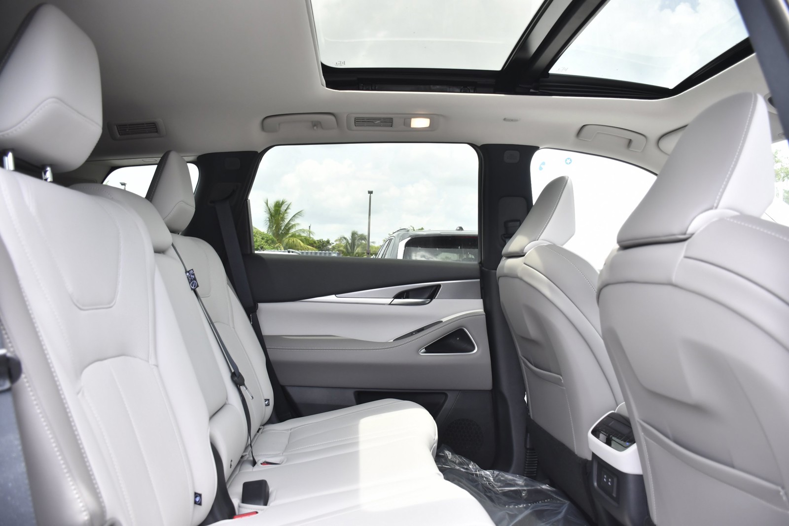 New 2027 Mineral Black INFINITI LUXE image 30