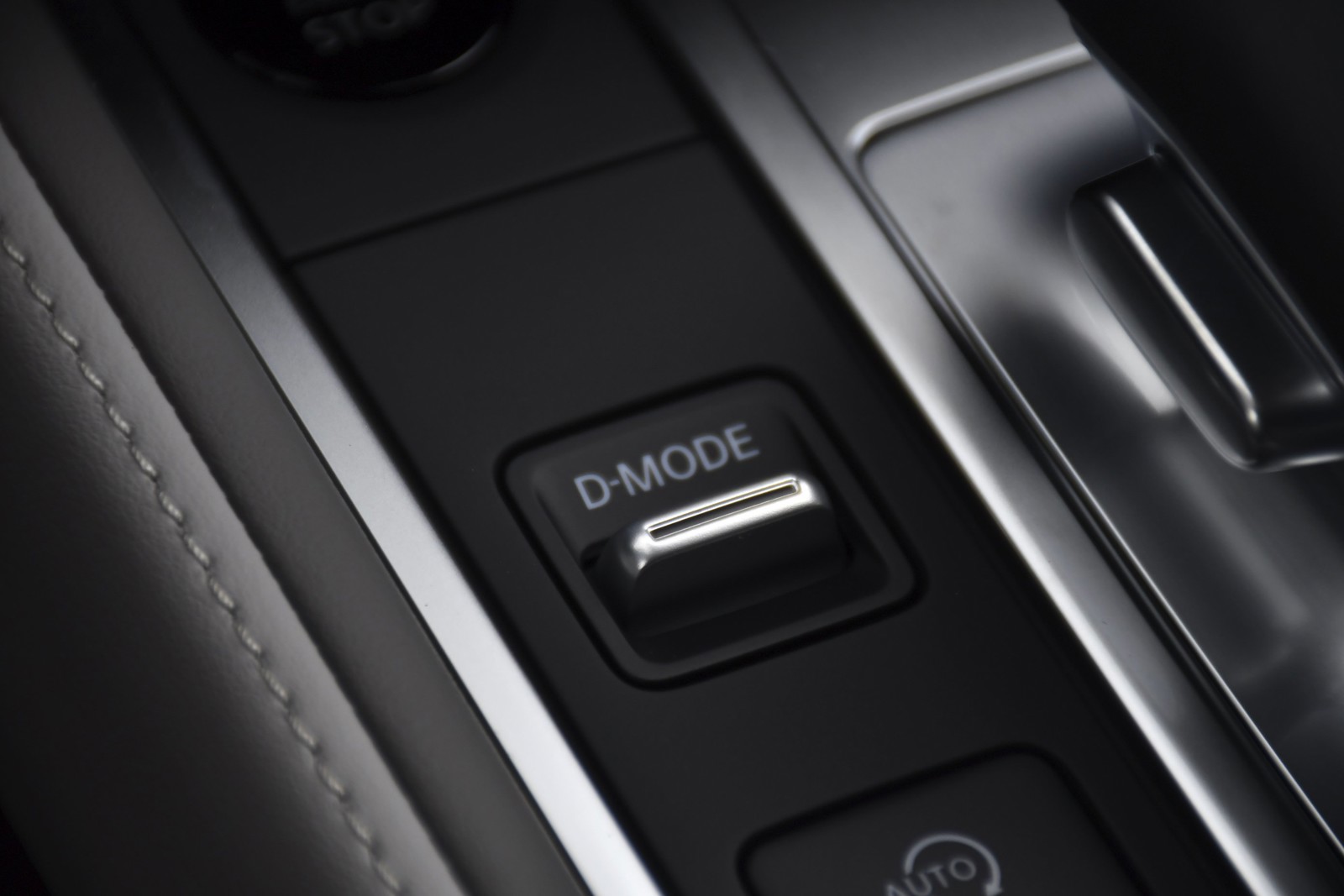 New 2027 Mineral Black INFINITI LUXE image 15