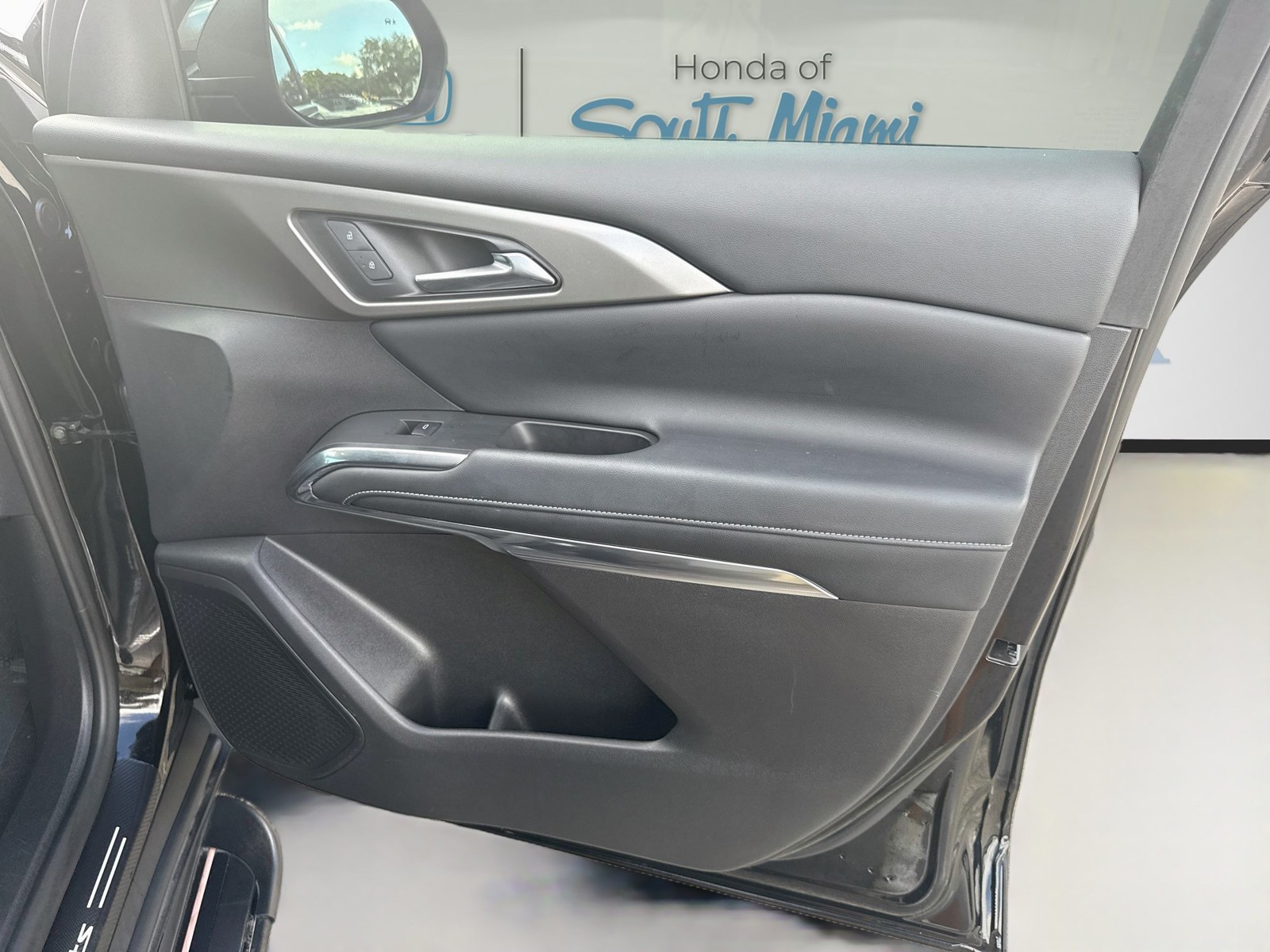 Used 2025 Mosaic Black Metallic Chevrolet FWD LT image 34