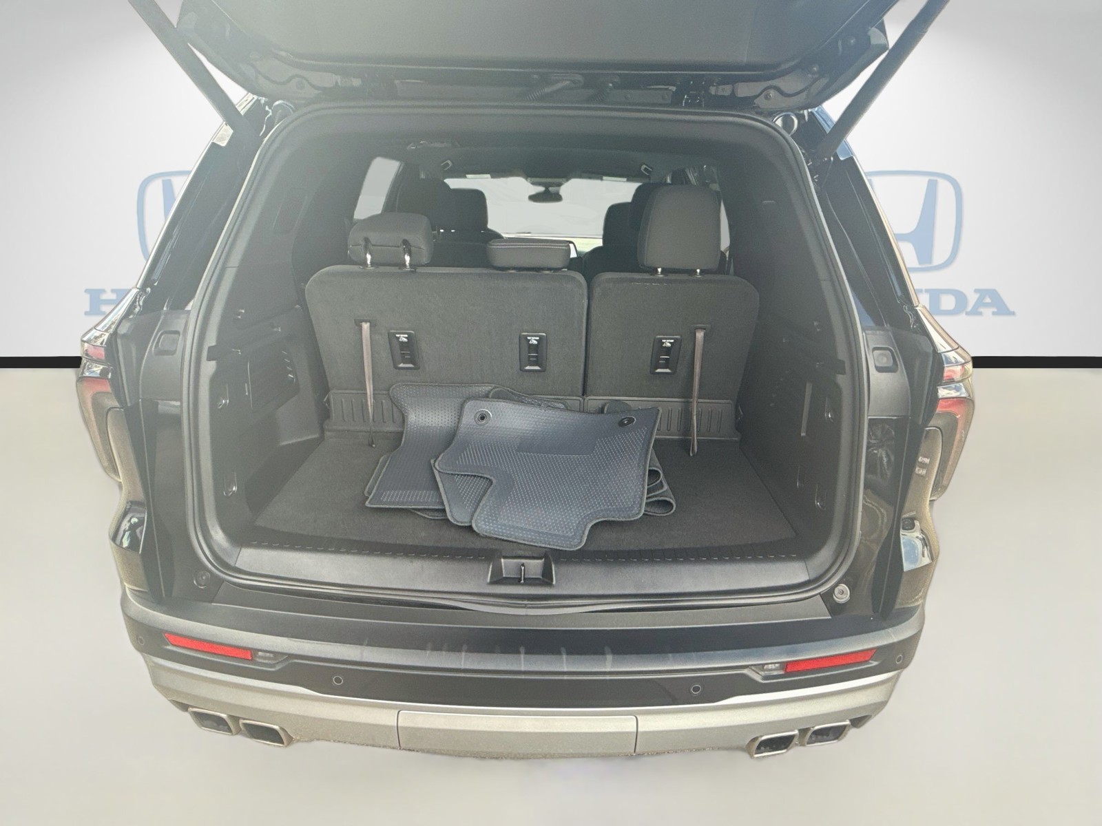 Used 2025 Mosaic Black Metallic Chevrolet FWD LT image 27
