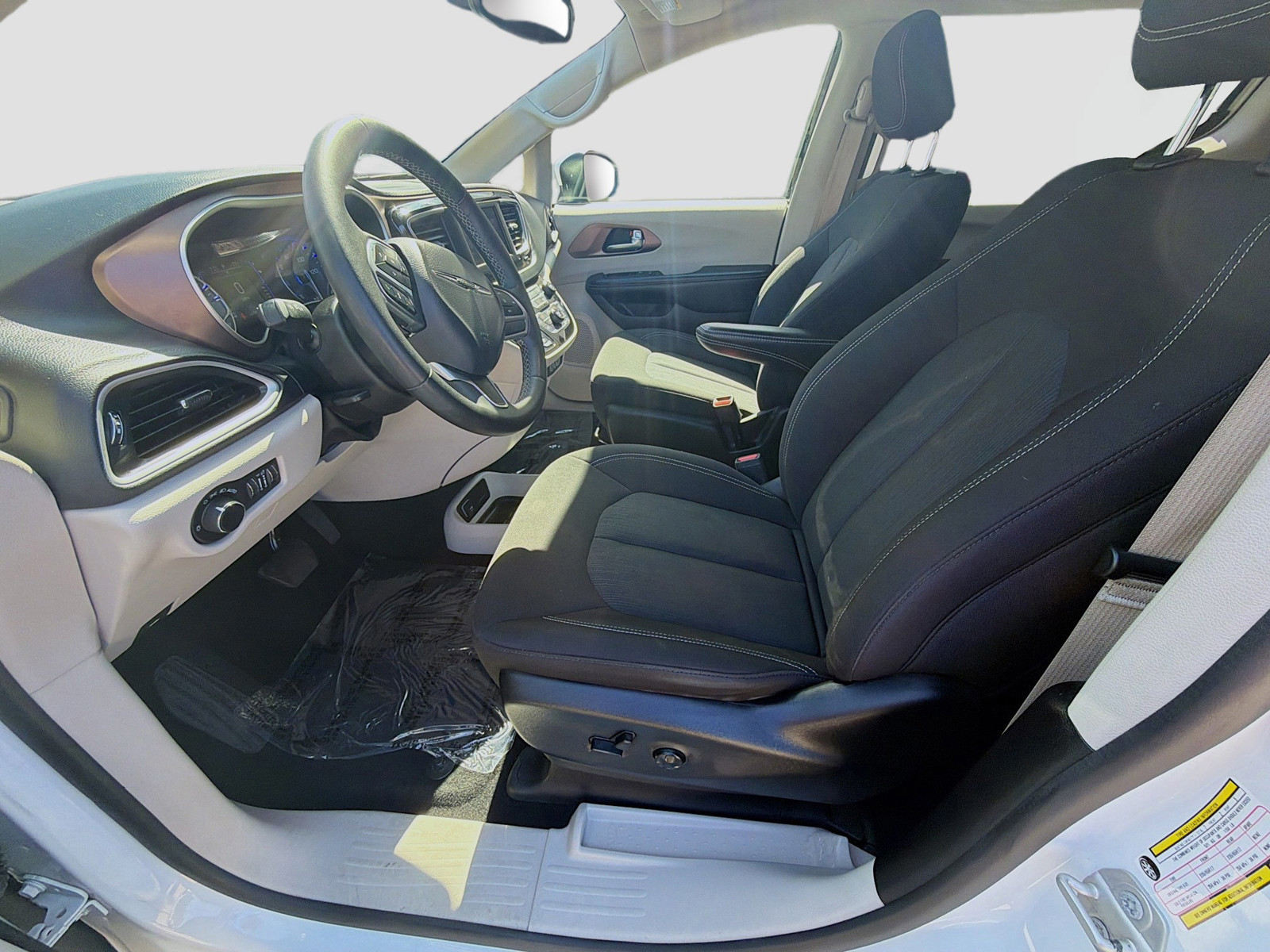 Used 2023 Bright White Clearcoat Chrysler LX image 18