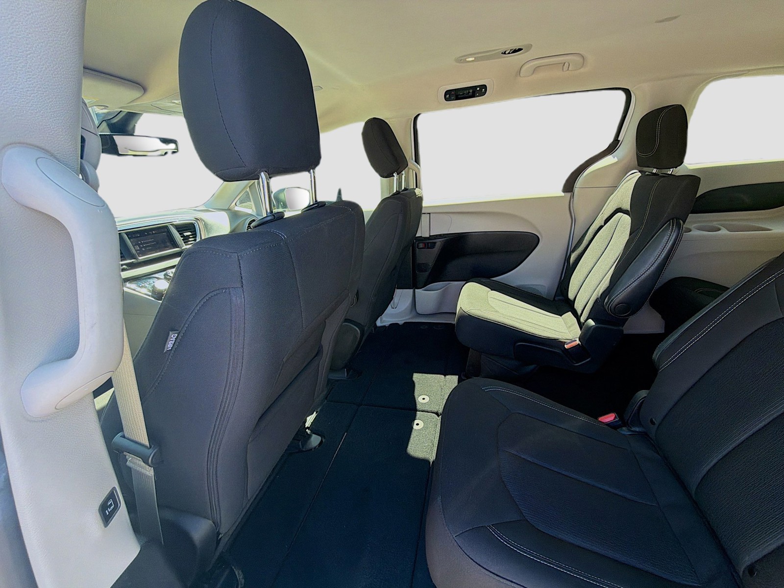Used 2023 Bright White Clearcoat Chrysler LX image 24