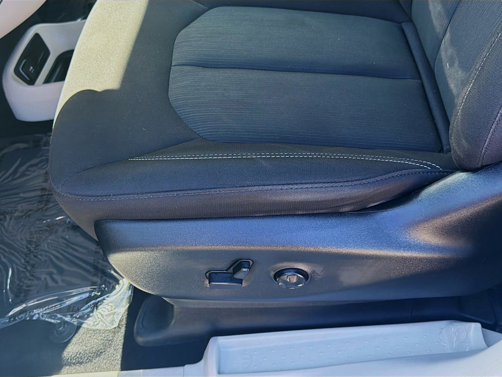 Used 2023 Bright White Clearcoat Chrysler LX image 17