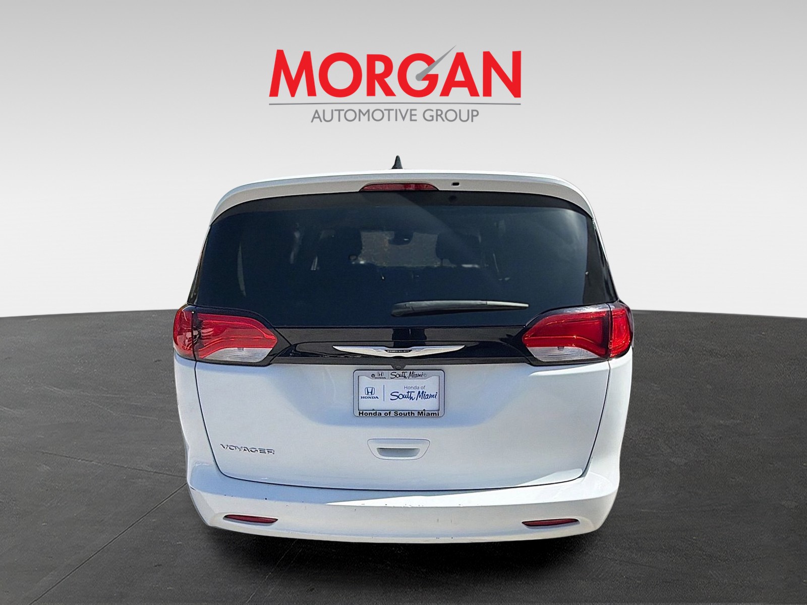 Used 2023 Bright White Clearcoat Chrysler LX image 6
