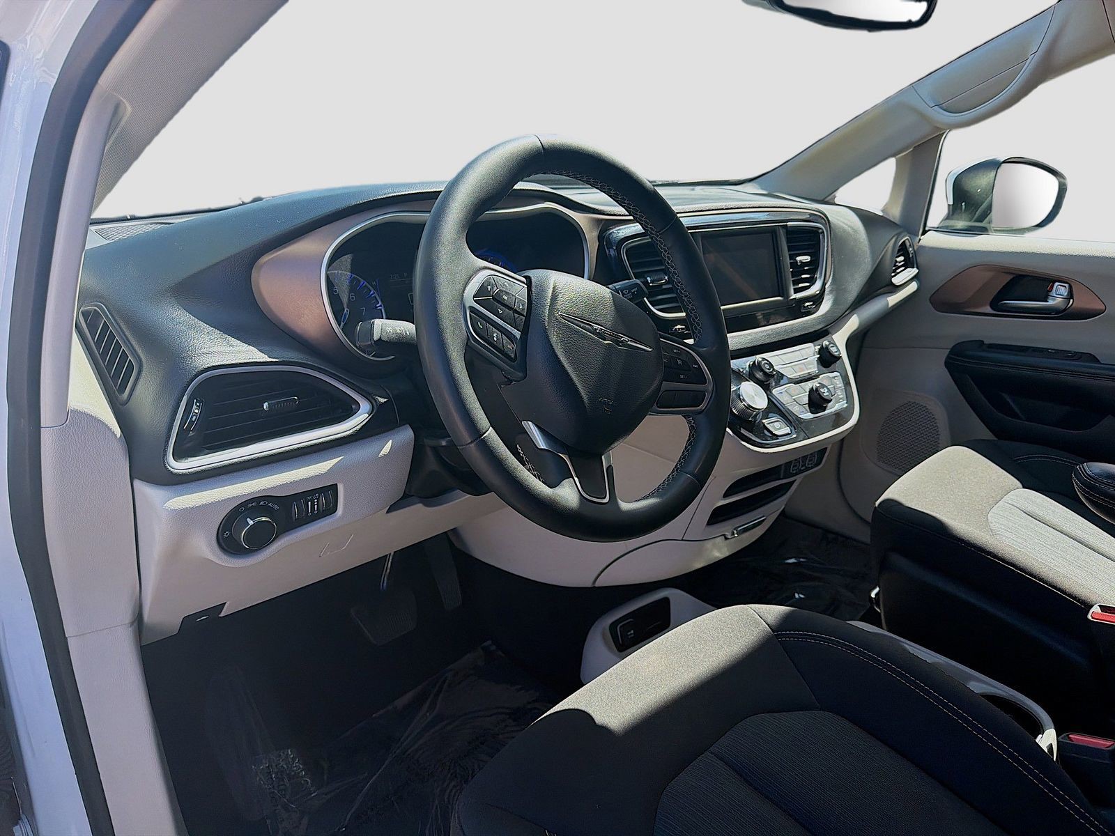 Used 2023 Bright White Clearcoat Chrysler LX image 9