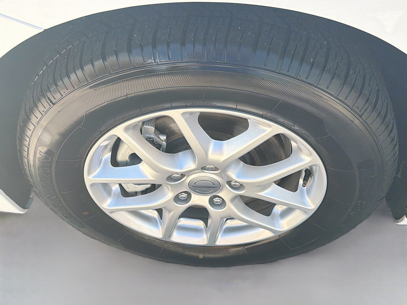 Used 2023 Bright White Clearcoat Chrysler LX image 34