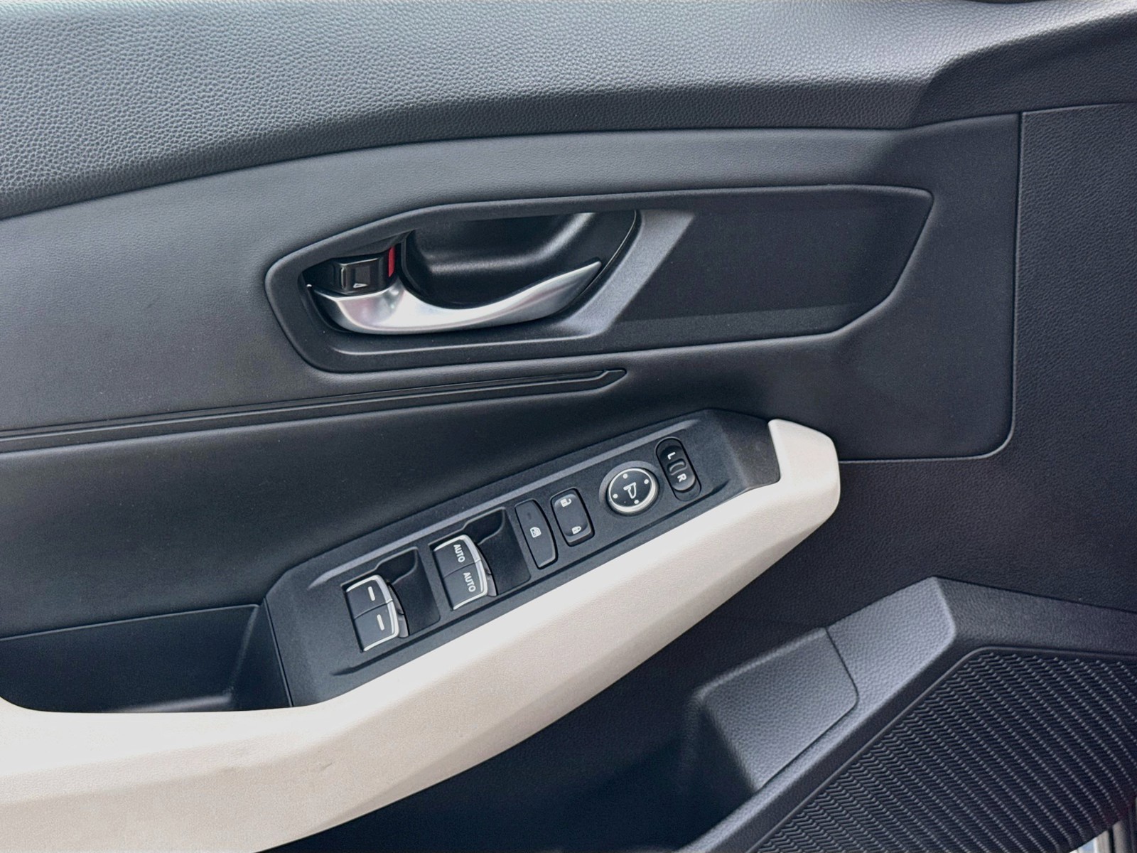 2025 Honda Accord SE - Photo 16
