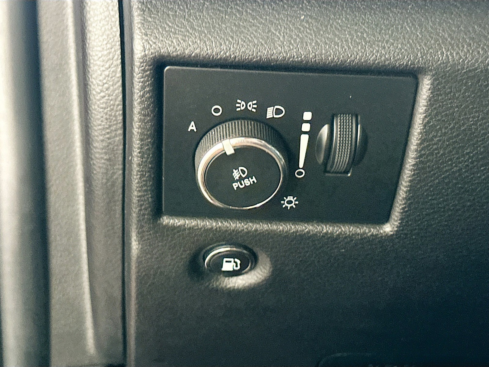 Used 2018 Red Jeep Overland image 10