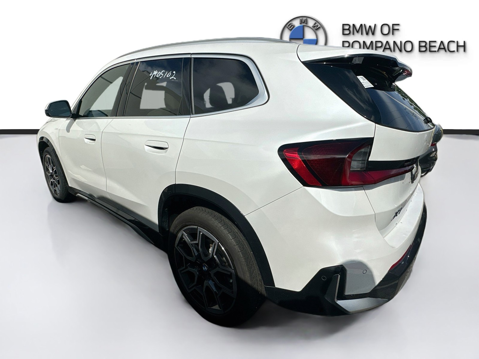 Used 2026 White Metallic BMW xDrive28i image 4