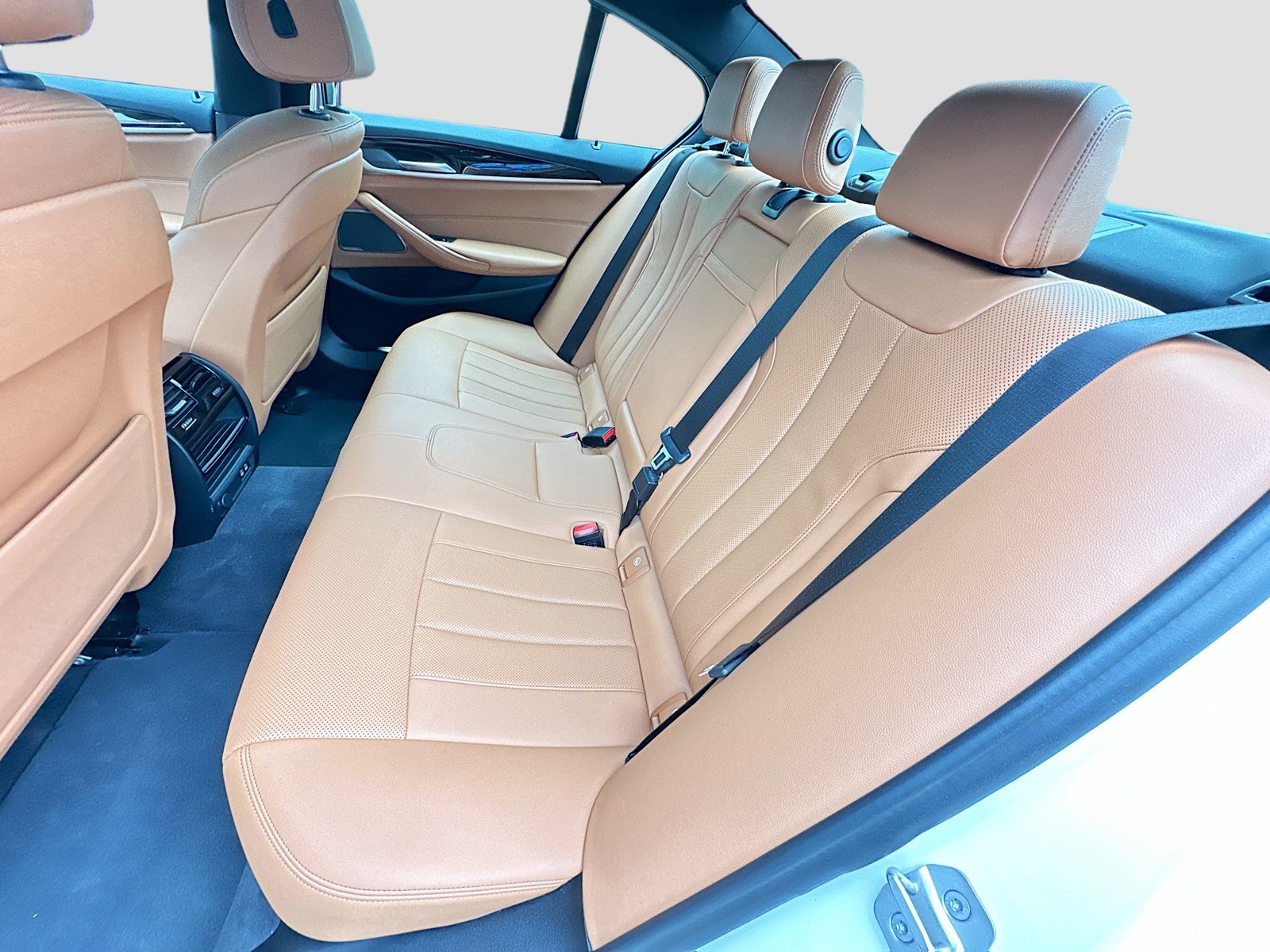 Used 2022 Mineral White Metallic BMW 530i xDrive image 23