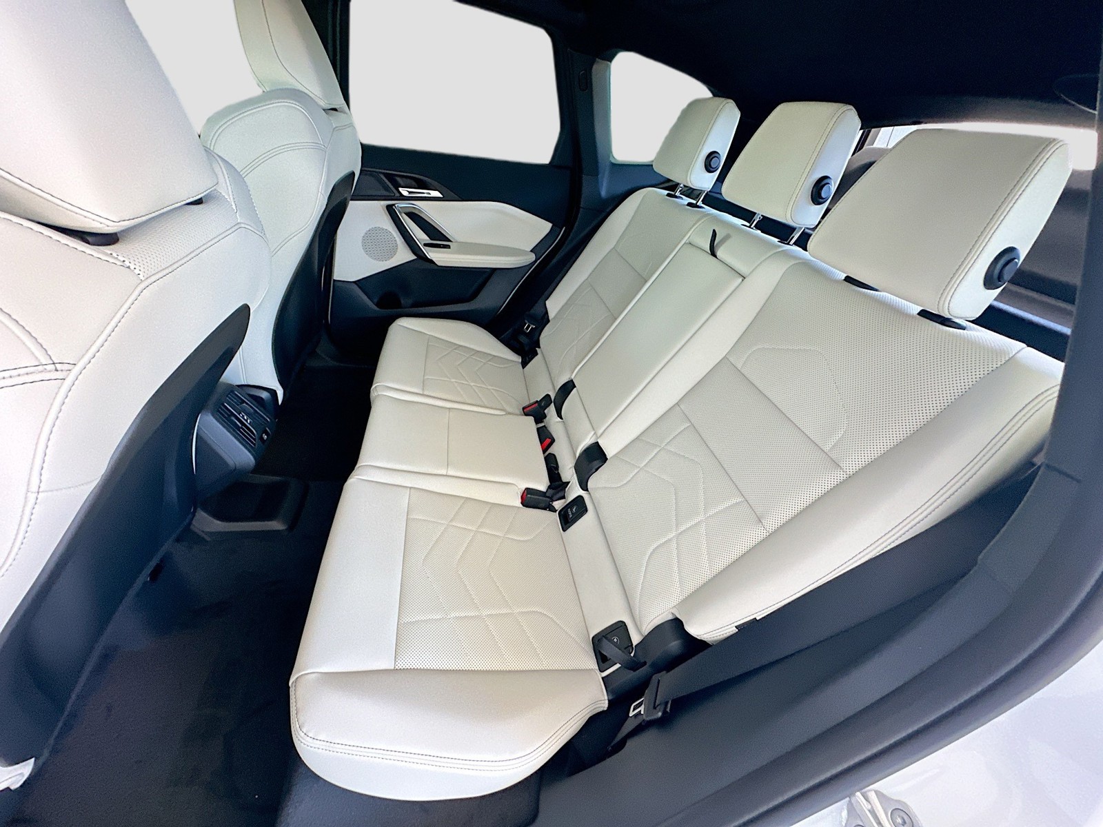 New 2026 Mineral White Metallic BMW xDrive28i image 18