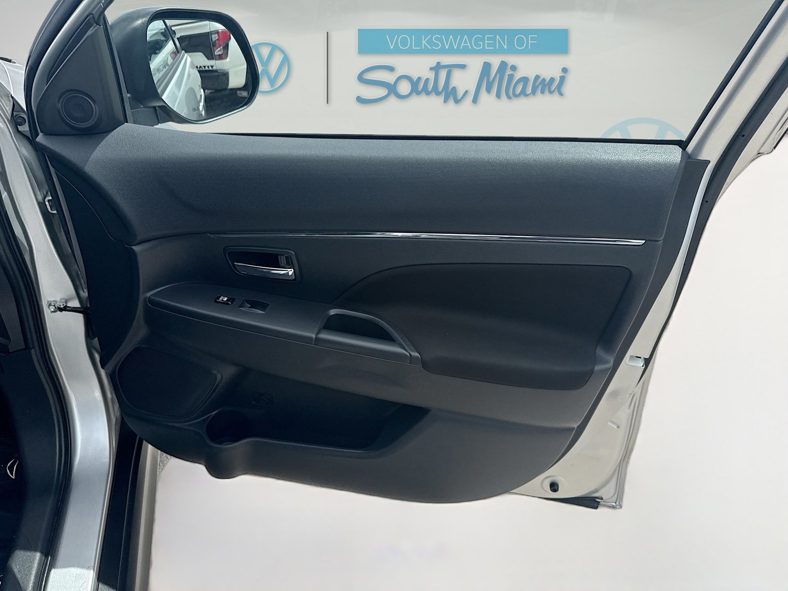 Used 2021 Silver Mitsubishi ES image 32
