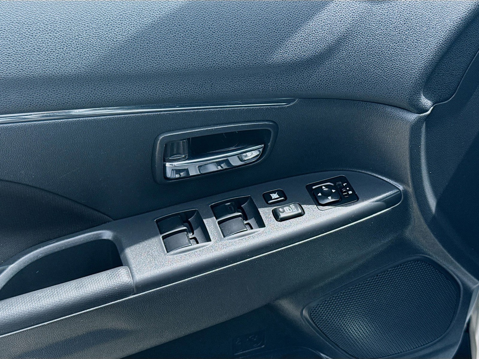 Used 2021 Silver Mitsubishi ES image 16