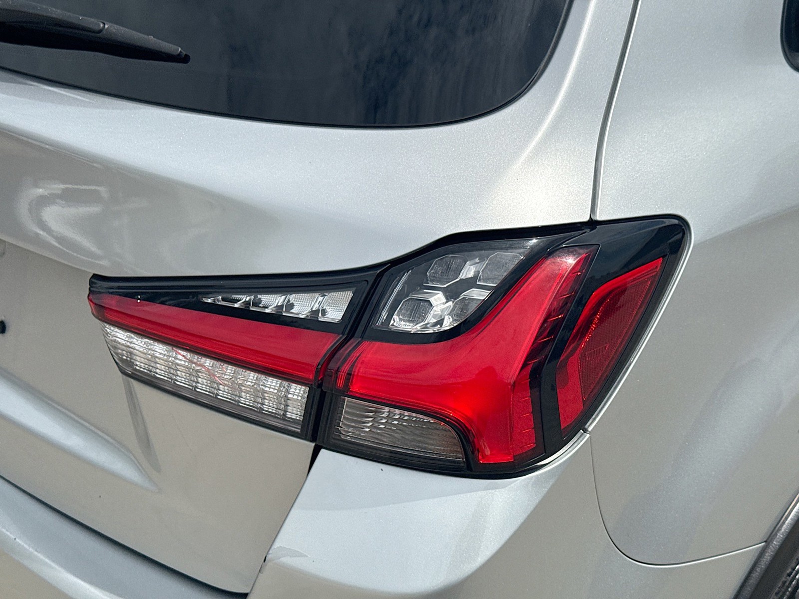 Used 2021 Silver Mitsubishi ES image 26