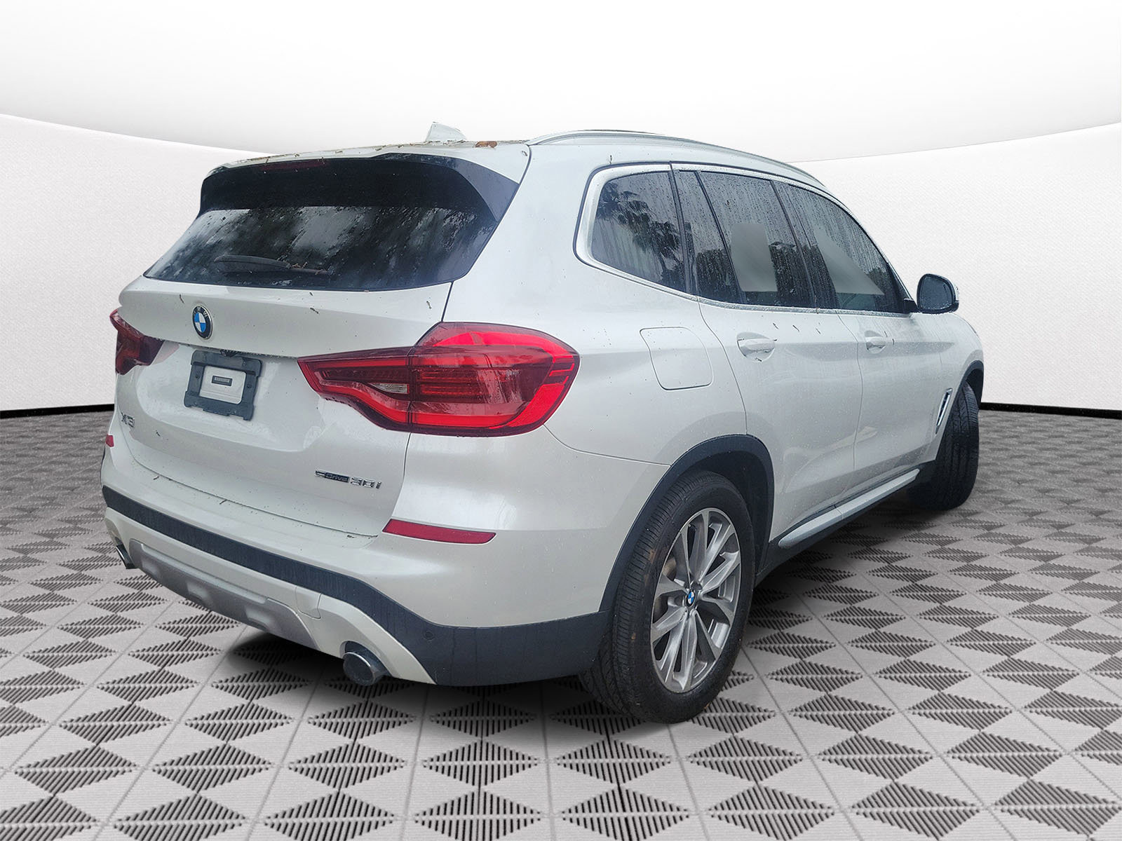 Used 2019  BMW sDrive30i image 4