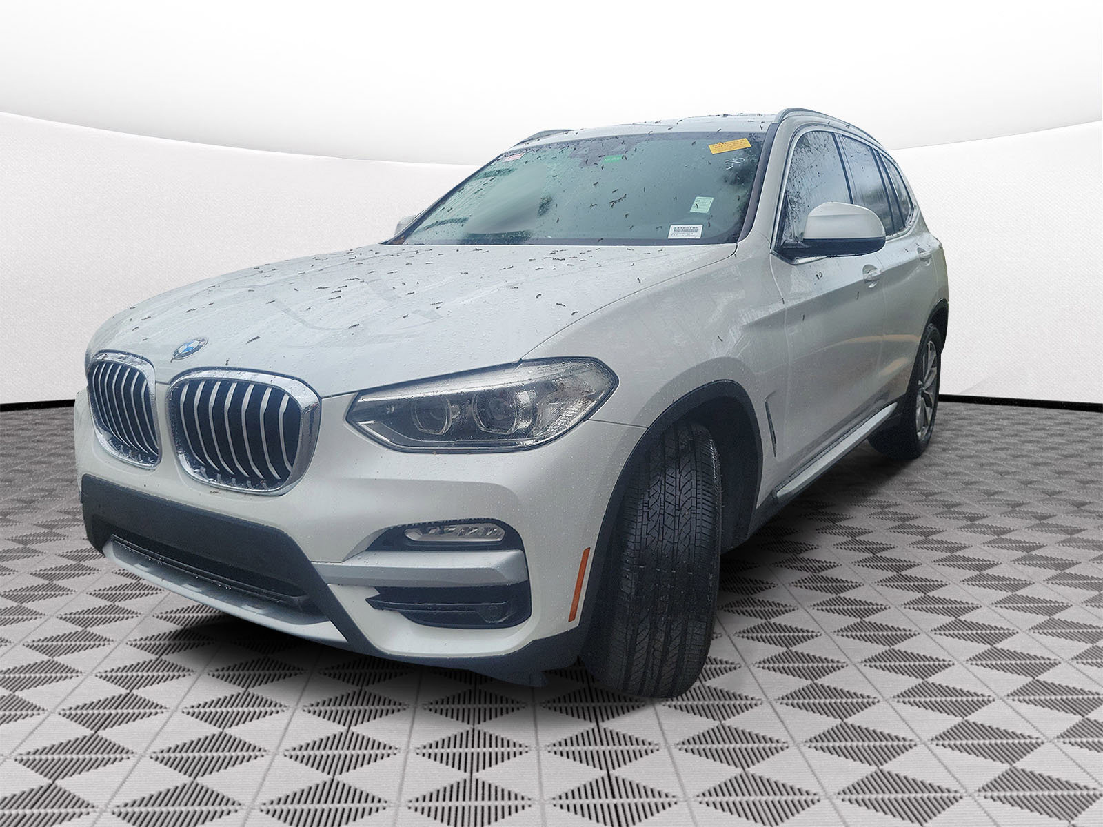Used 2019  BMW sDrive30i image 2