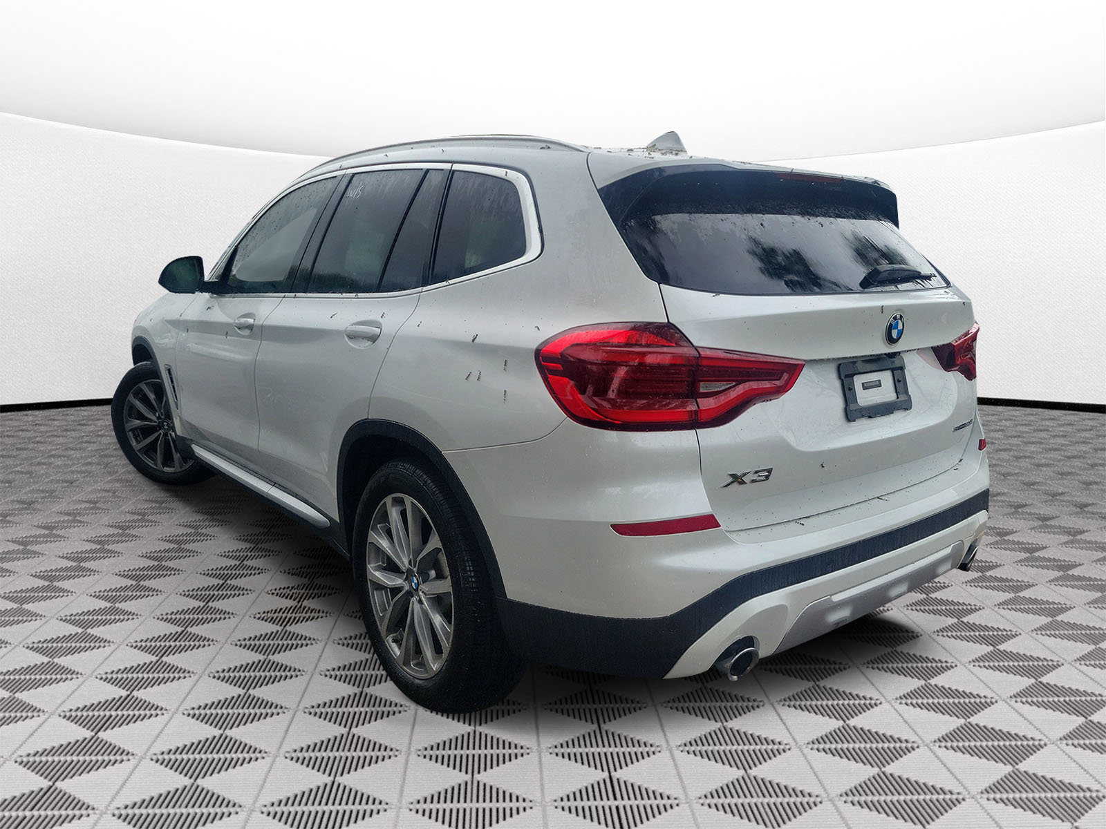 Used 2019  BMW sDrive30i image 3