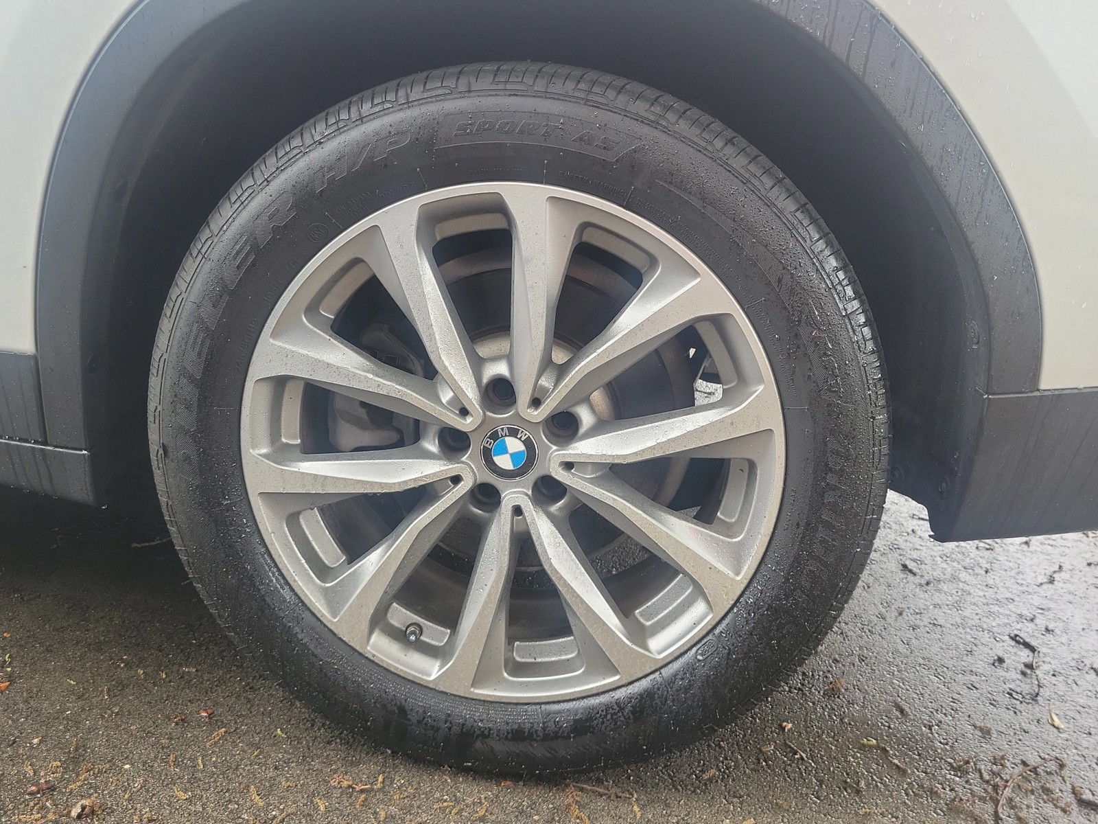 Used 2019  BMW sDrive30i image 7