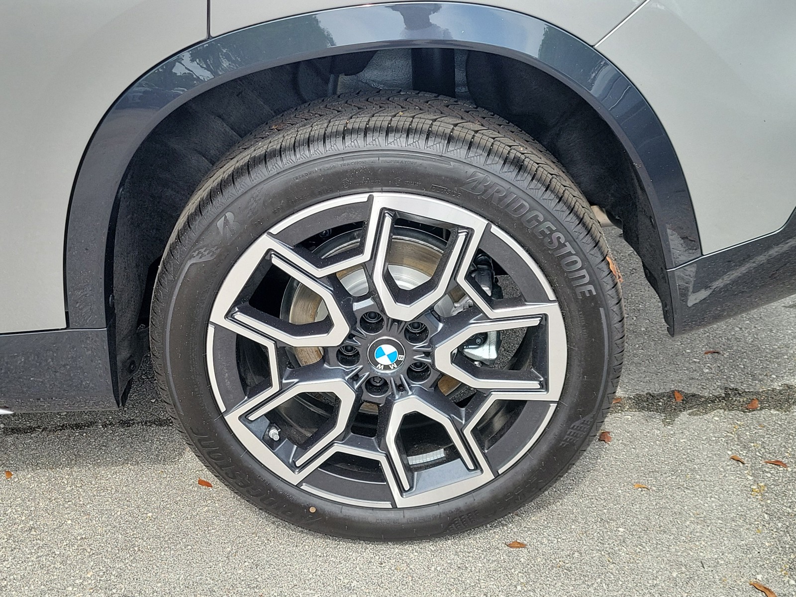 New 2026 Space Silver Metallic BMW xDrive28i image 5