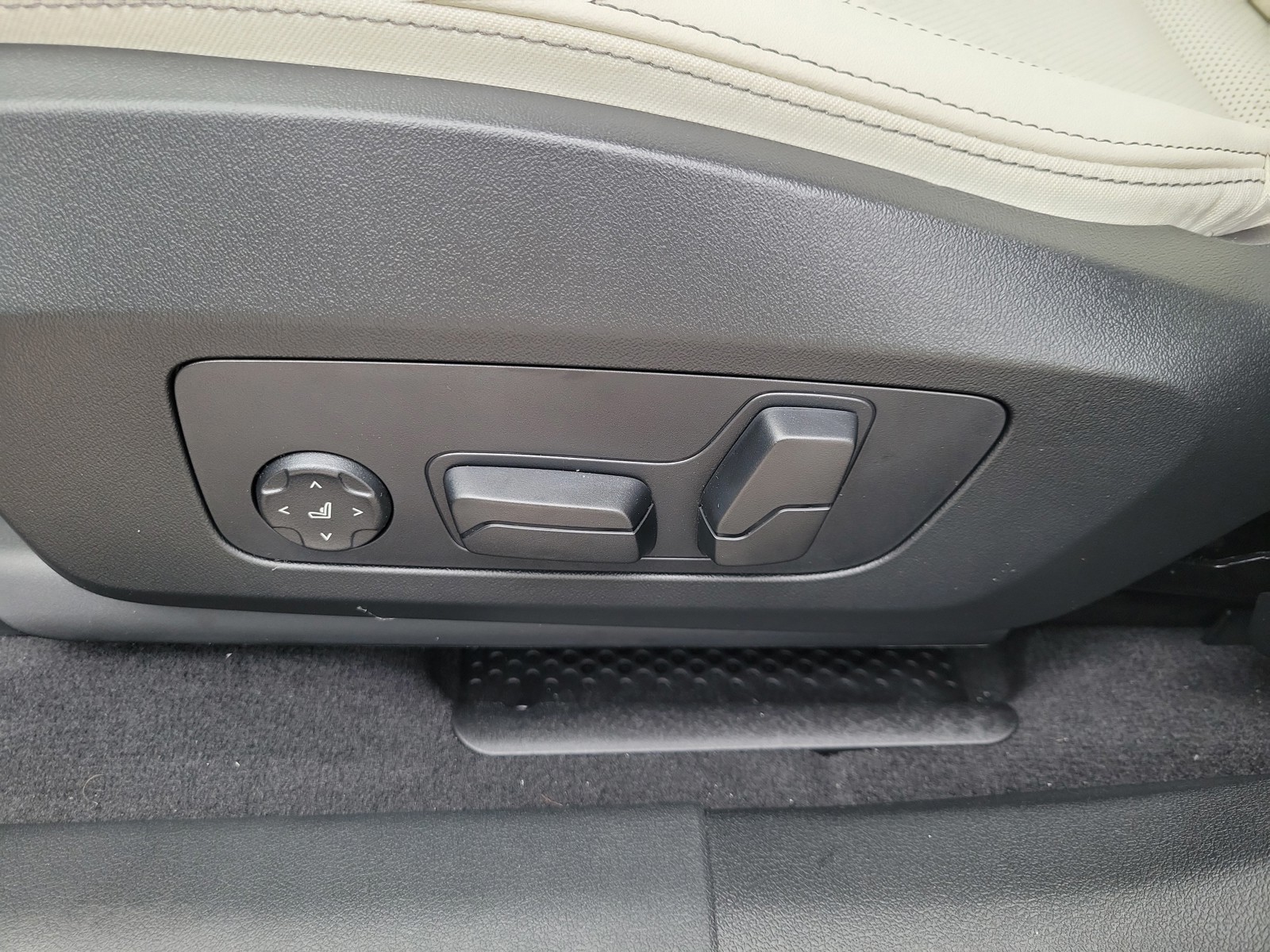 New 2026 Cape York Green Metallic BMW xDrive28i image 16