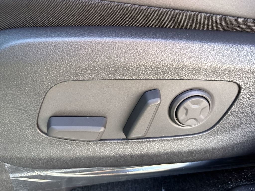 New 2027 Ivory Silver Kia  image 14